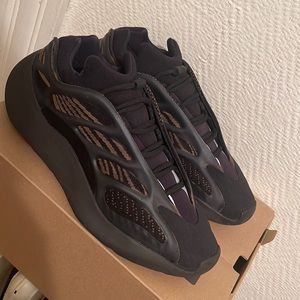 YEEZY 700 CLAYBROWN BARELY WORN STILL LIKE BRAND NEW WITH OTHER SHOELACES & BOX